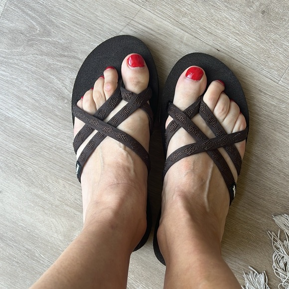 Two pairs of flip flop (Teva & Puma) both in size 8 and color black and brown - Picture 3 of 11